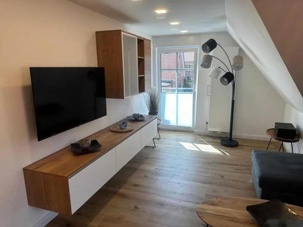 Μια τηλεόραση ή/και κέντρο ψυχαγωγίας στο Holiday apartment in Juist with swimming pool