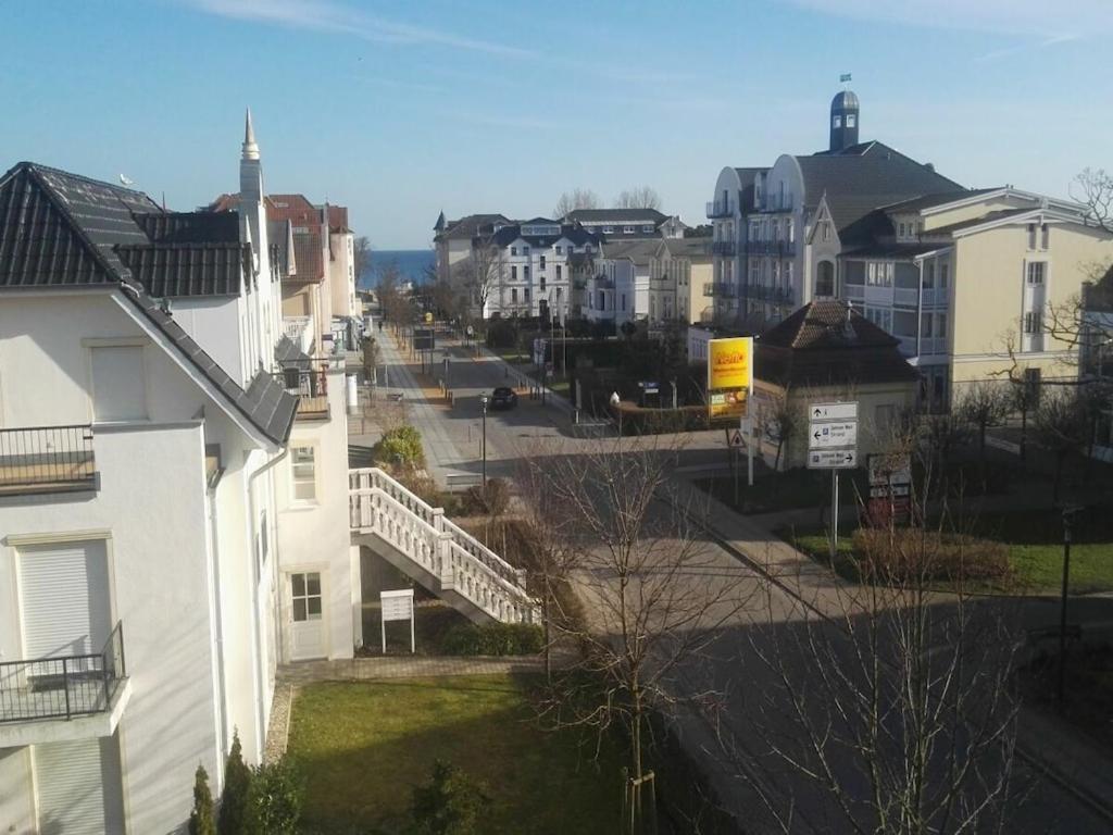 une vue d'une ville avec des maisons et une rue dans l'établissement Holiday apartment with 2 bedrooms, à Kühlungsborn