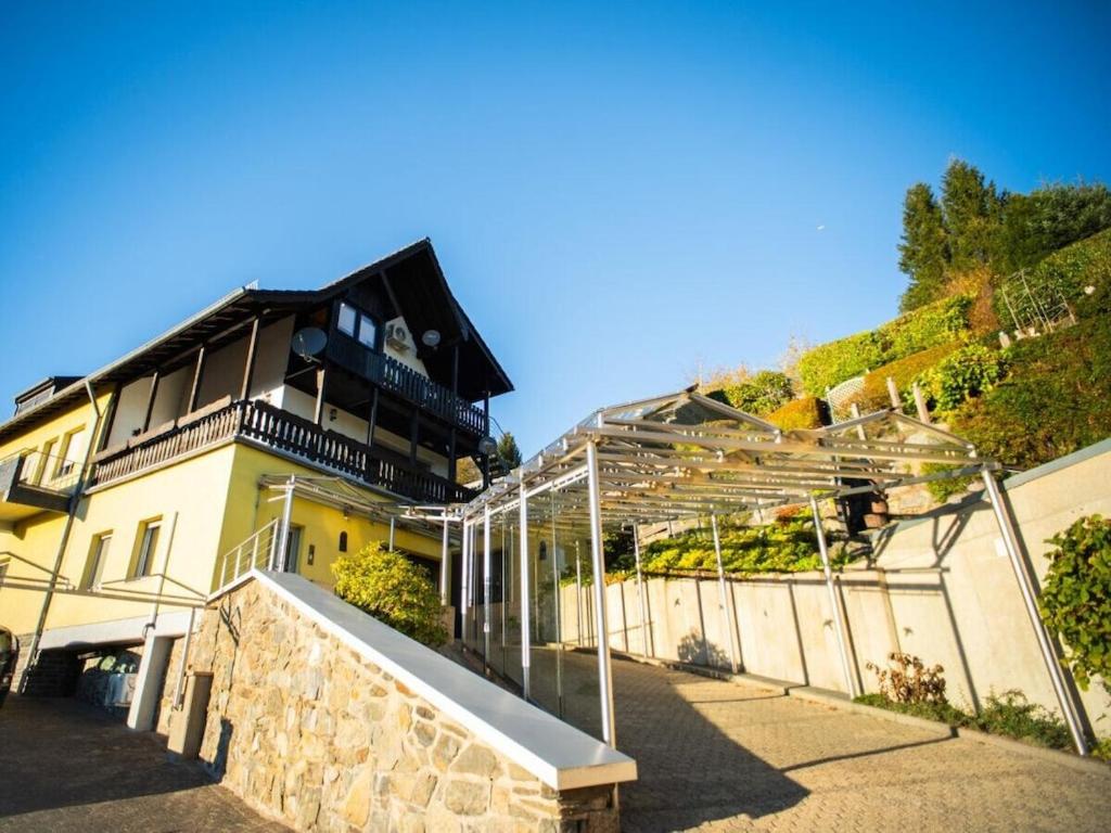 ein Gebäude mit einem Glashaus davor in der Unterkunft Holiday apartment with 2 bedrooms in Monschau