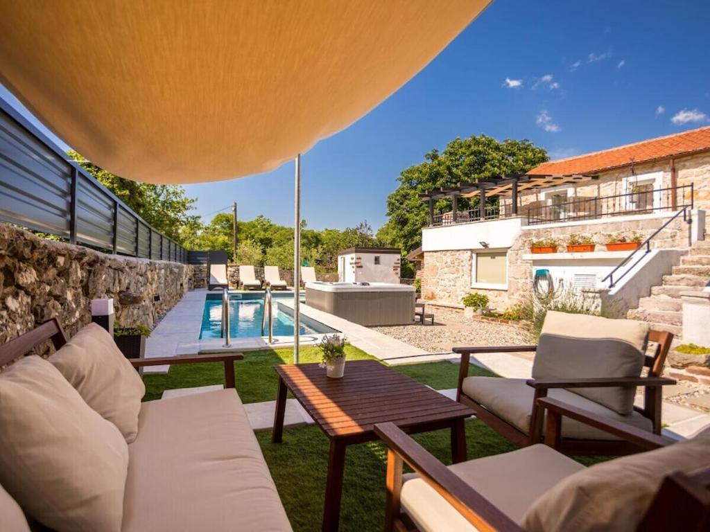 Holiday home in Gabonjin with swimming pool في Gabonjin: فناء مع أريكة وطاولة