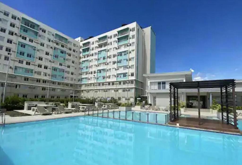 Bazén v ubytování DaLei 3-103 Sleeps 8pax at Marina Spatial Condominium in Dumaguete City nebo v jeho okolí