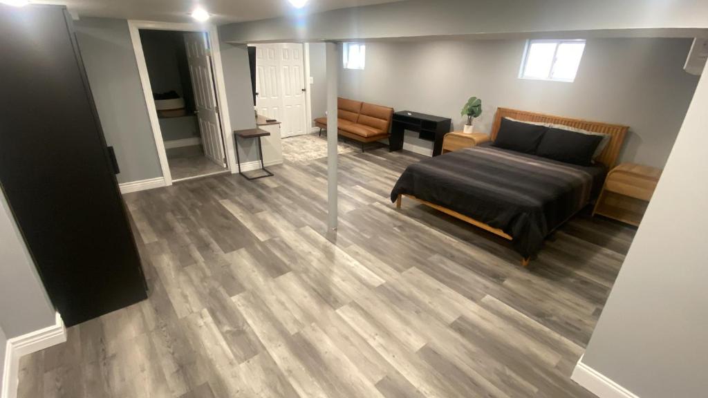 ein Schlafzimmer mit Bett und ein Wohnzimmer in der Unterkunft Fantastic Studio in North Bergen