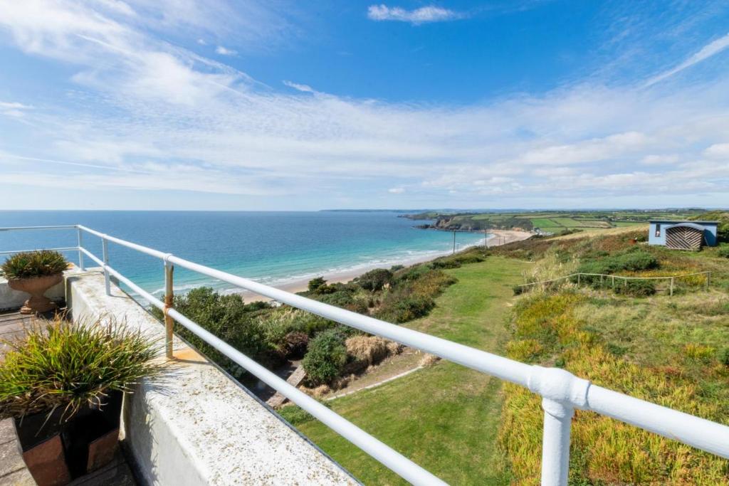 Praa SandsSeacroft Barton的从阳台上欣赏海景