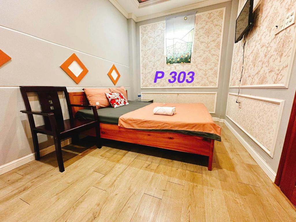 ein kleines Schlafzimmer mit einem Bett in einem Zimmer in der Unterkunft Mini hotel Trịnh Huỳnh in Phan Thiet