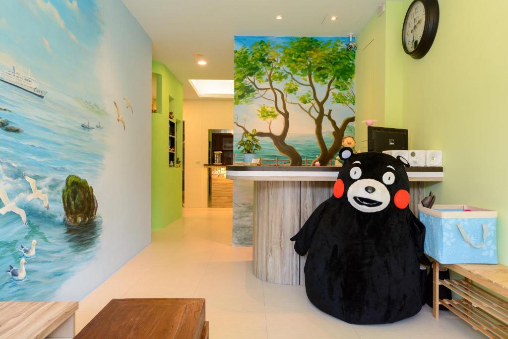 ein großer gefüllter Panda-Bär sitzt in einem Raum in der Unterkunft Love in Hengchun B&B in Altstadt von Hengchun