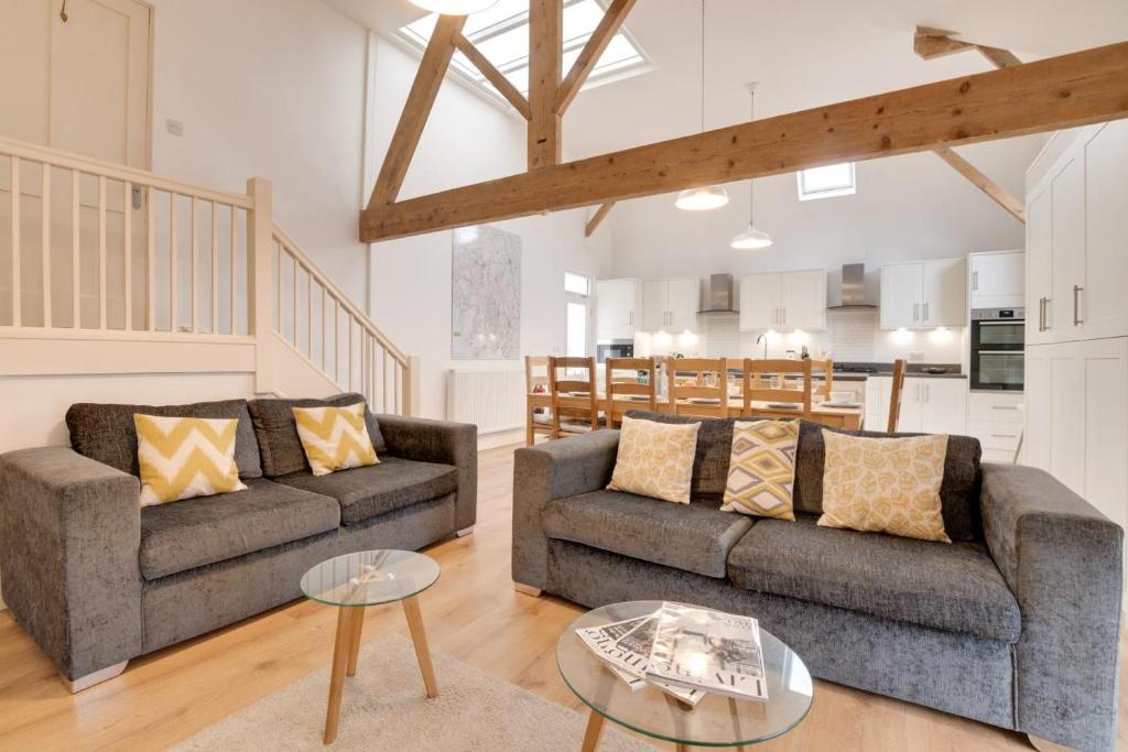 ein Wohnzimmer mit zwei Sofas und einem Tisch in der Unterkunft The Ambleside Loft in Ambleside