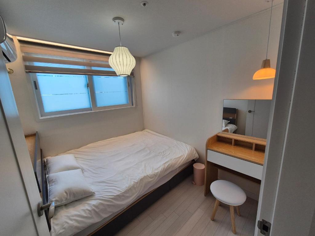 En eller flere senge i et værelse på Modern Apt Near Seoul Station 3min I 20 off on long-term stay