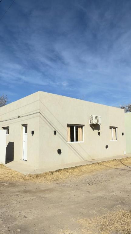 un edificio blanco con ventanas laterales en Sol Campestre, en La Adela