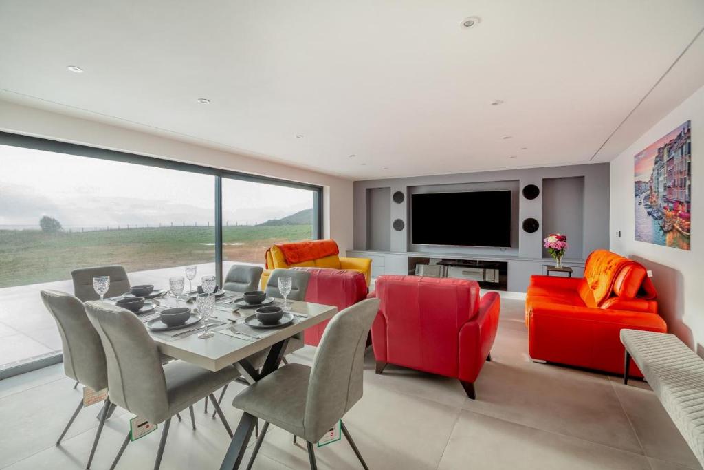 Khu vực ghế ngồi tại Siop Penrallt- Rhiw