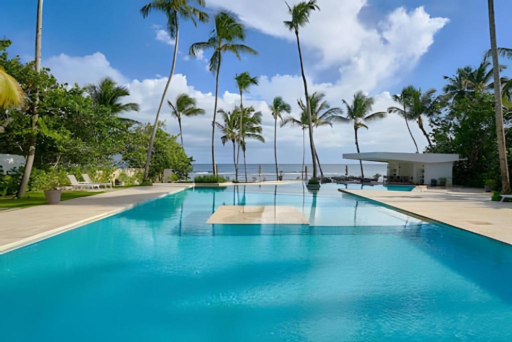 Πισίνα στο ή κοντά στο Caribbean Beachfront Apartment. W/ Scenic view