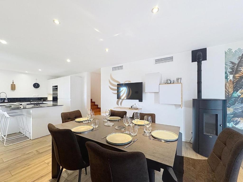 a dining room with a table with chairs and a fireplace at HorizSky Villa, 6p, 3BR, pool, WiFi in Saint-Raphaël