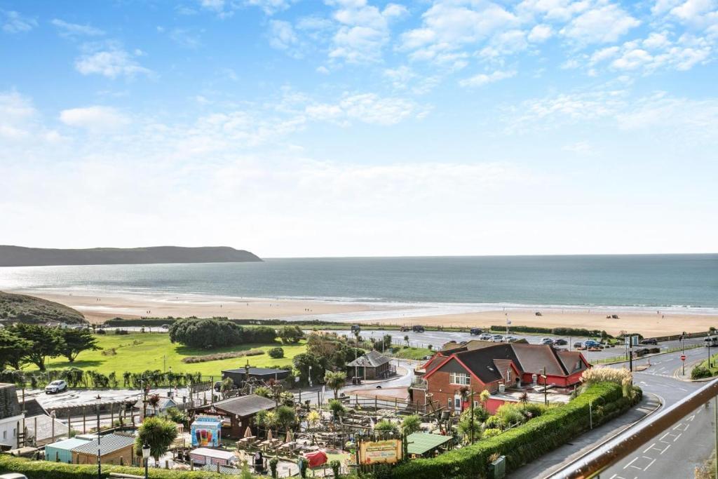 una vista aérea de una playa con casas y una carretera en Sea Sand - W12, en Woolacombe