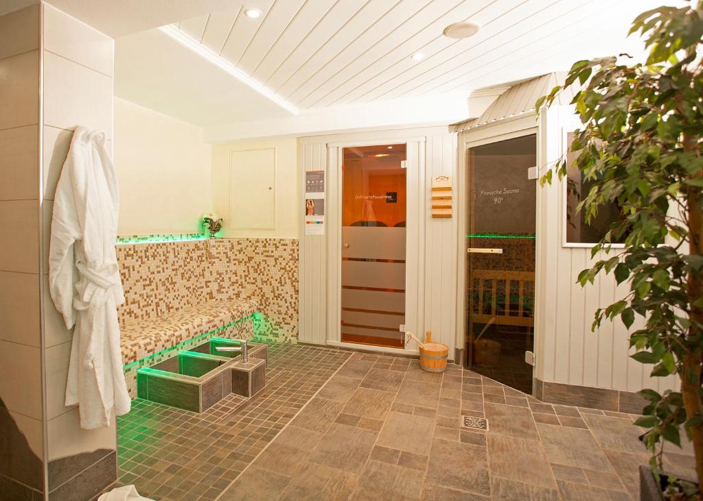 Koupelna v ubytování Hotel & Ferienappartements Edelweiss