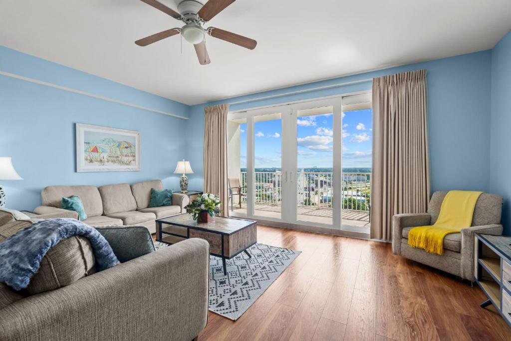 巴拿马城海滩Bright & Spacious Condo 1BD! Steps from the Beach!的带沙发和桌子的客厅