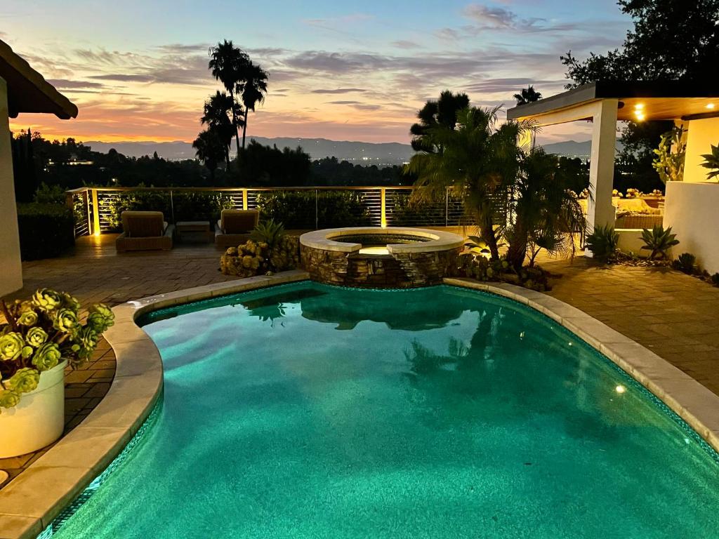 Bazén v ubytování Spectacular City Mountain Views Remodeled Open Plan 3 bdr Home Pool Jacuzzi Oasis nebo v jeho okolí