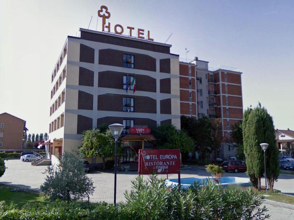 un edificio de hotel con un cartel encima en Hotel Europa Milano, en Rosate