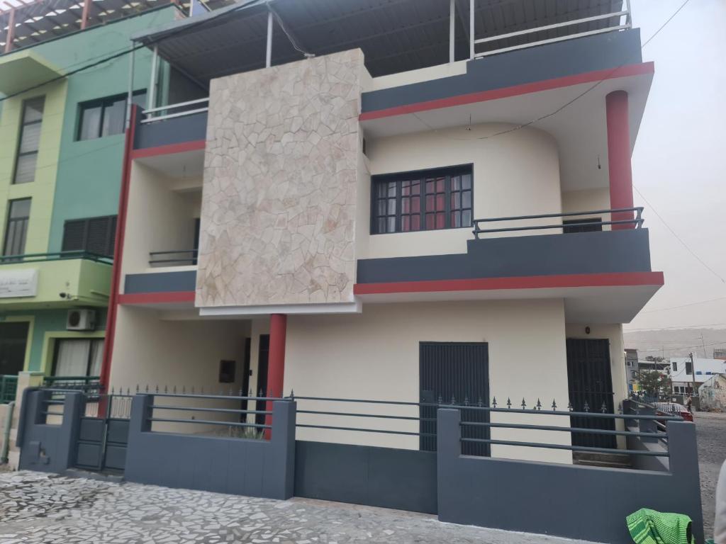 una vista del frente de un edificio en Cozy Apartment, 3 Bedrooms, en Praia