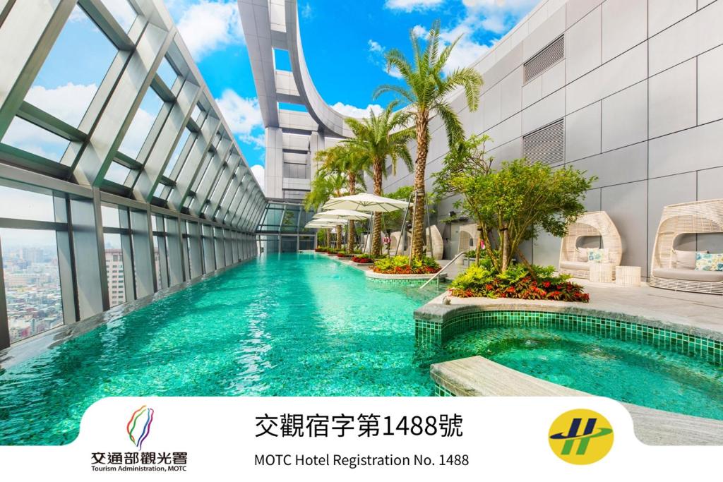 台北市にあるシーザー パーク ホテル バンチャオの建物の真ん中にあるプール