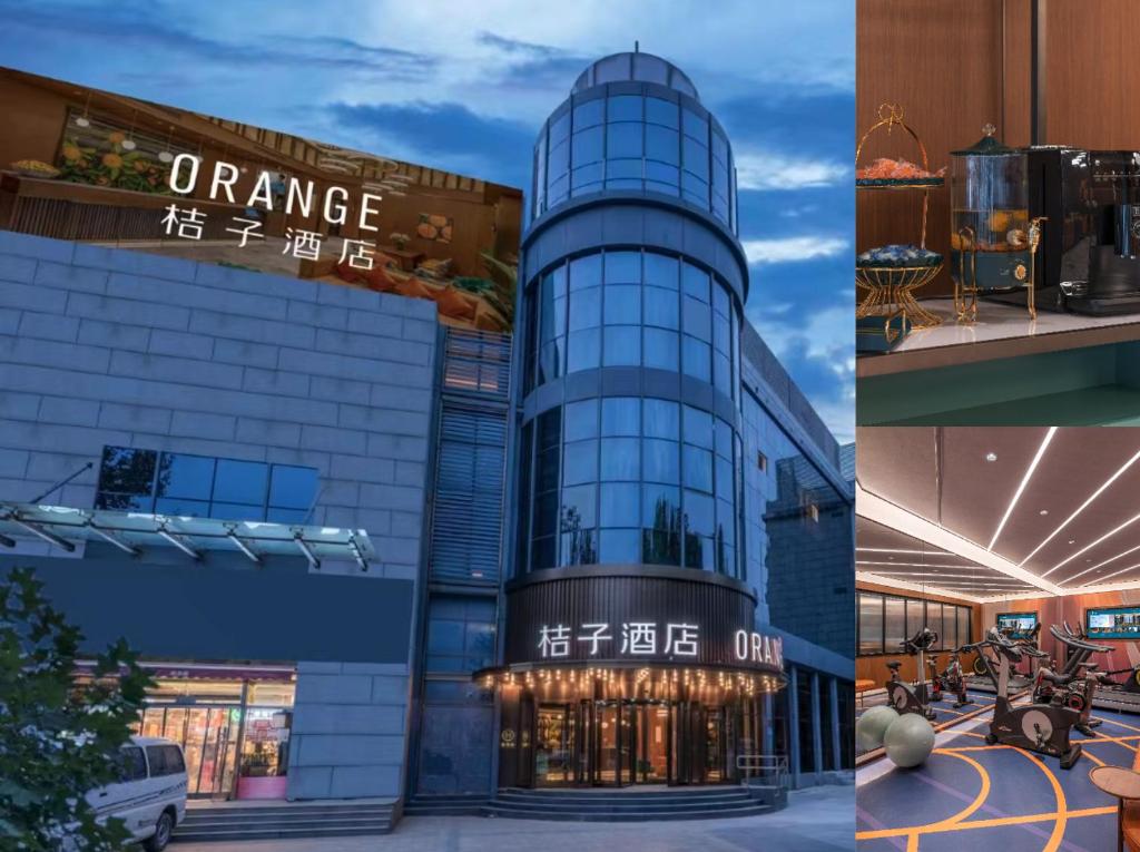 Un edificio de cristal con un cartel naranja encima. en Orange Beijing Tongzhou Global North Canal Hotel, en Beijing