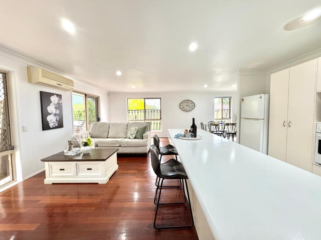 Η κουζίνα ή μικρή κουζίνα στο Cozy & Practical 3-Bedroom House Near SC