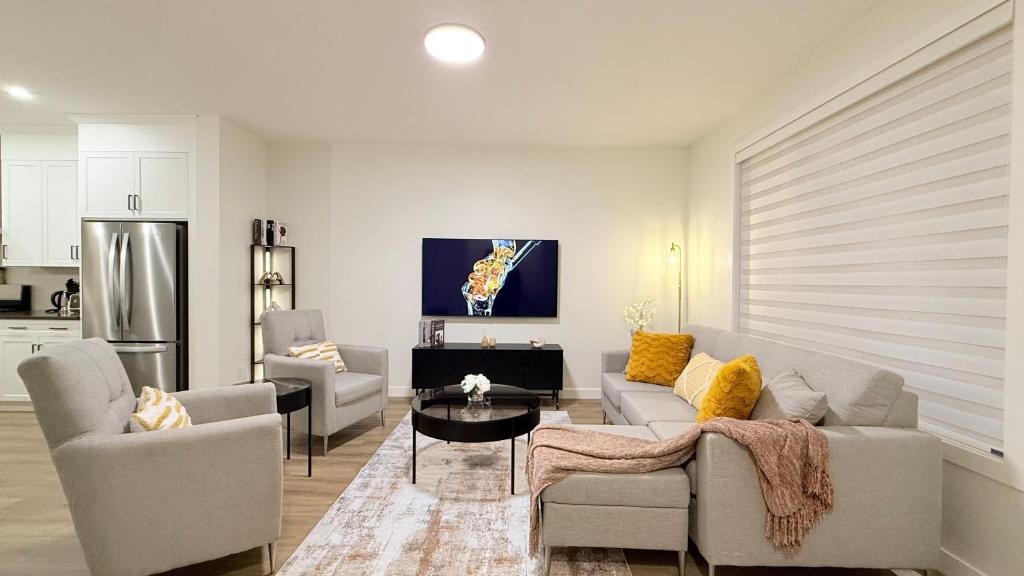 una sala de estar con un sofá y una mesa en Casa Koko, en Calgary