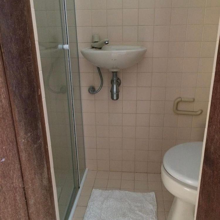Bilik mandi di Oportunidade - Suíte com Ar Condicionado - Para UMA ou mais pessoa do MESMO Grupo - BARRA
