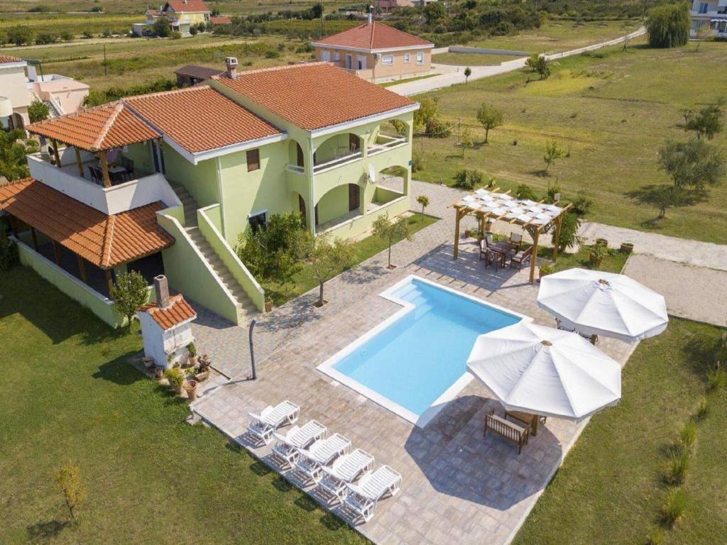Πισίνα στο ή κοντά στο Charming 2-Bed Apartment
