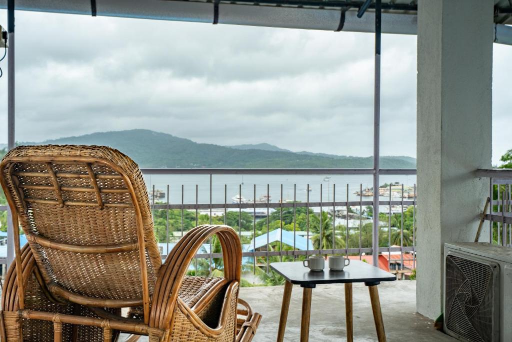 d'un balcon avec des chaises et une table offrant une vue sur l'océan. dans l'établissement Ocean View, à Port Blair
