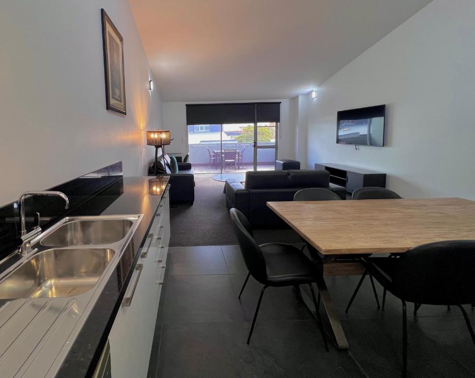 Crown on Darby Newcastle - Resim 20