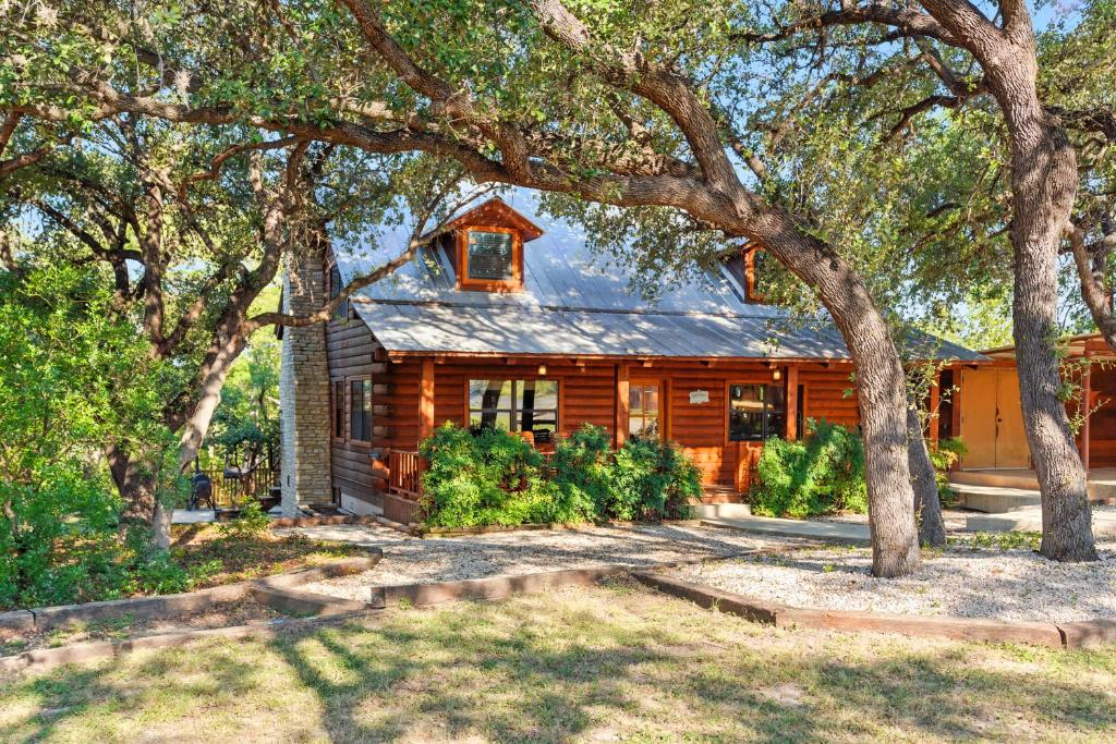 Frio Rivers Edge in the Heart of Hill Country cabin, Leakey (updated