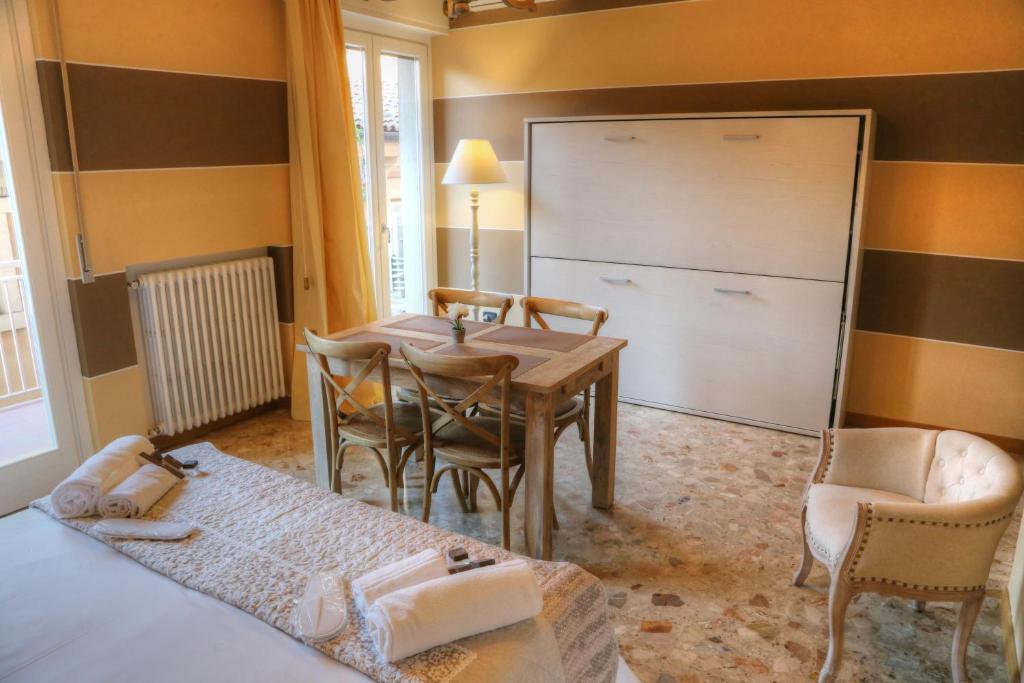 Postel nebo postele na pokoji v ubytování La Casetta di Lina Rooms and Apartments