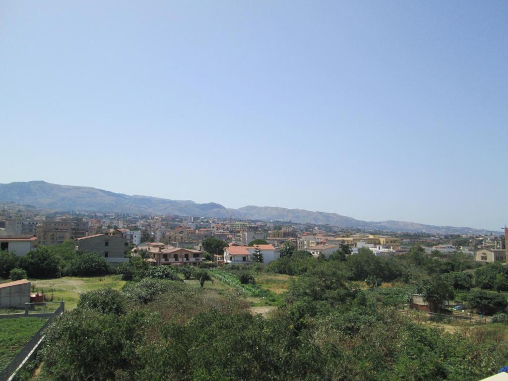 widok na miasto z góry w tle w obiekcie Bella Reggio w mieście Reggio di Calabria