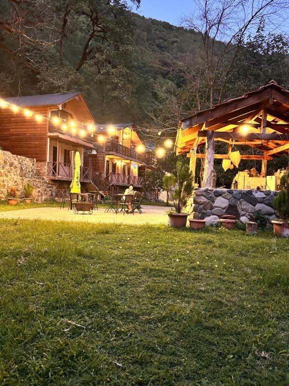 une maison éclairée dans une cour dans l'établissement Cottages in mountains, à K'veda Makhunts'et'i