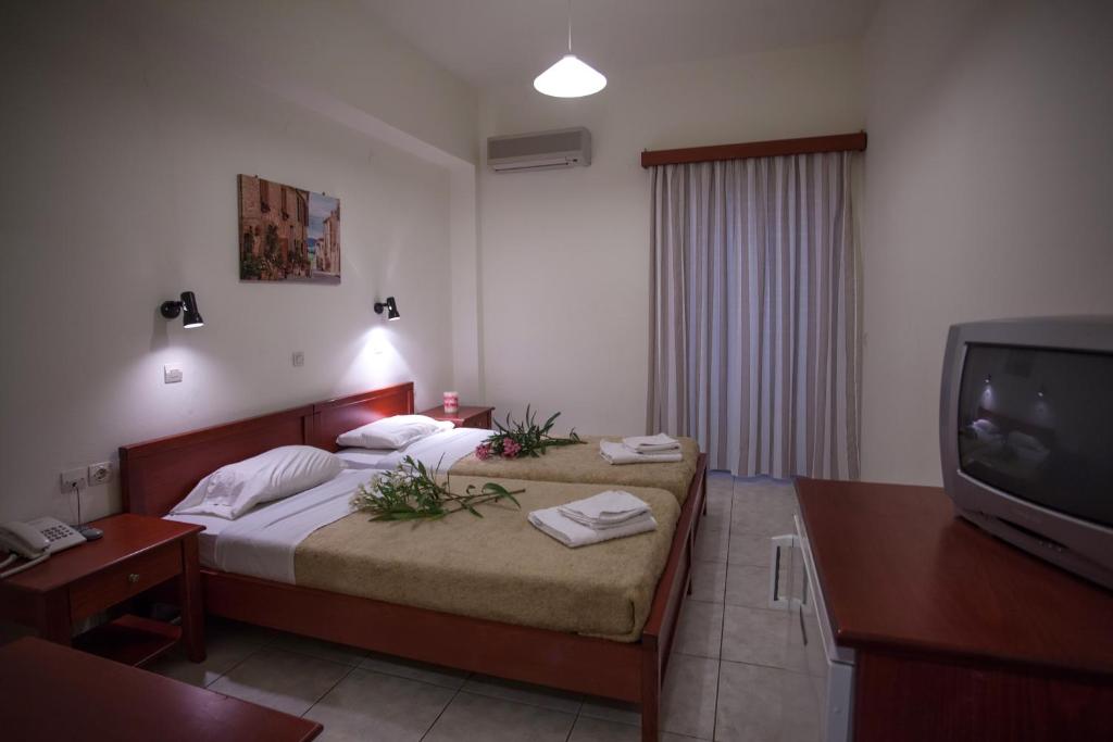 Postel nebo postele na pokoji v ubytování Ammoudi Hotel