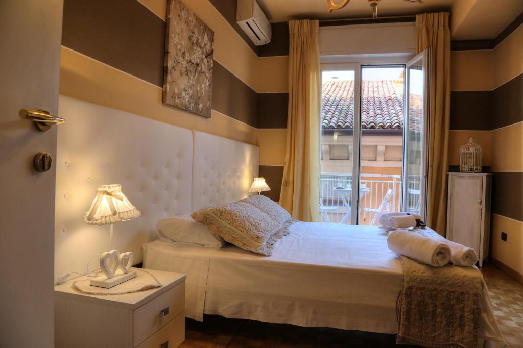 Postel nebo postele na pokoji v ubytování La Casetta di Lina Rooms and Apartments