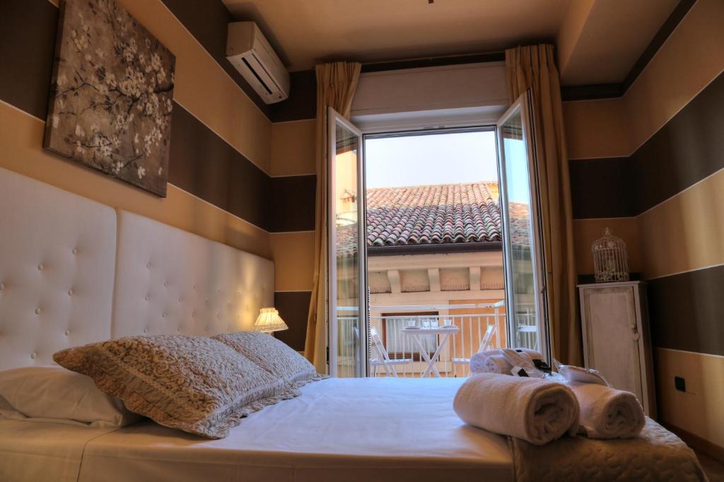 Postel nebo postele na pokoji v ubytování La Casetta di Lina Rooms and Apartments