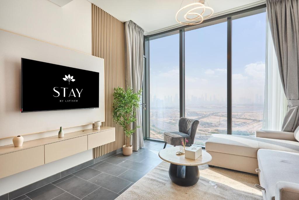 TV a/nebo společenská místnost v ubytování STAY BY LATINEM Luxury 1BR Holiday Home CB 3607 Near Burj Khalifa