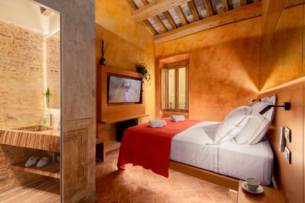 a bedroom with a bed and a bathroom with a tub at Locanda da Enzo in Rome