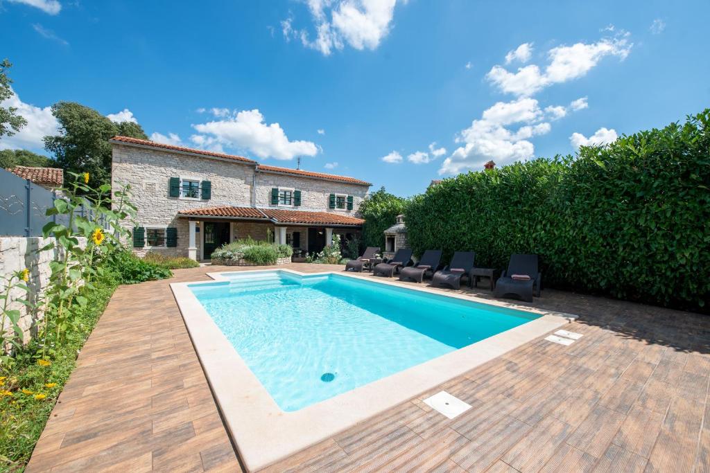 a swimming pool in the backyard of a house at Ferienhaus In Krculi Mit Privatem Pool in Žminj