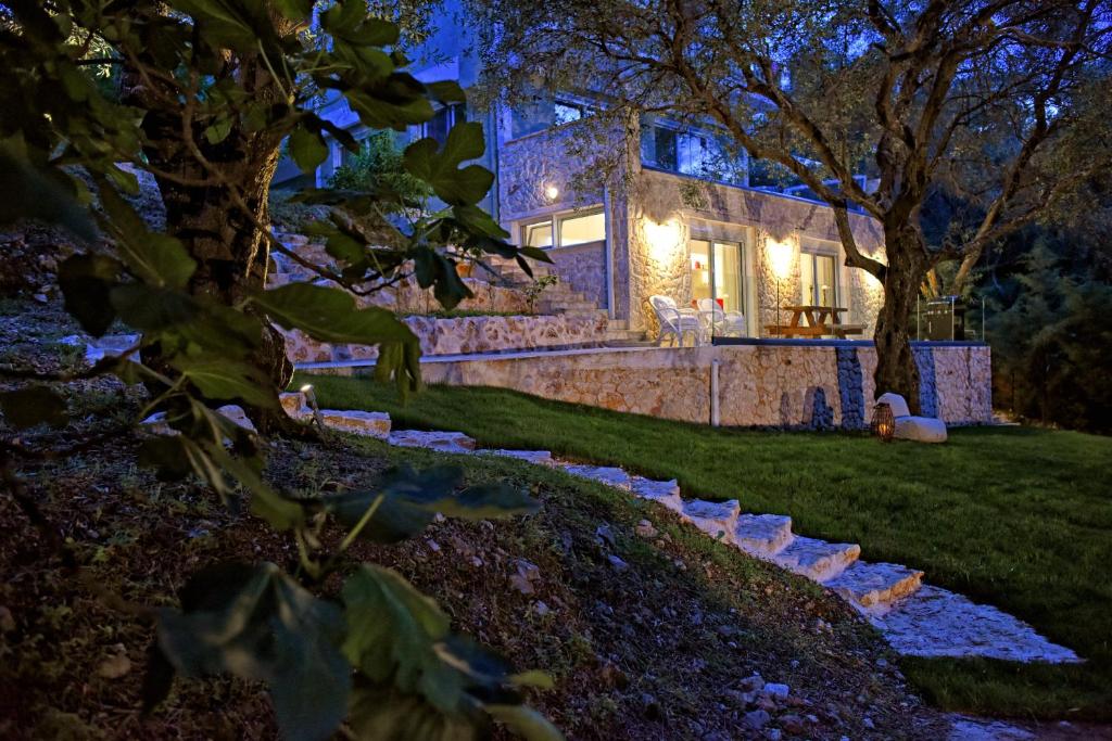 a home at night with the lights on at Mavres Luxury Studio in Ágios Matthaíos
