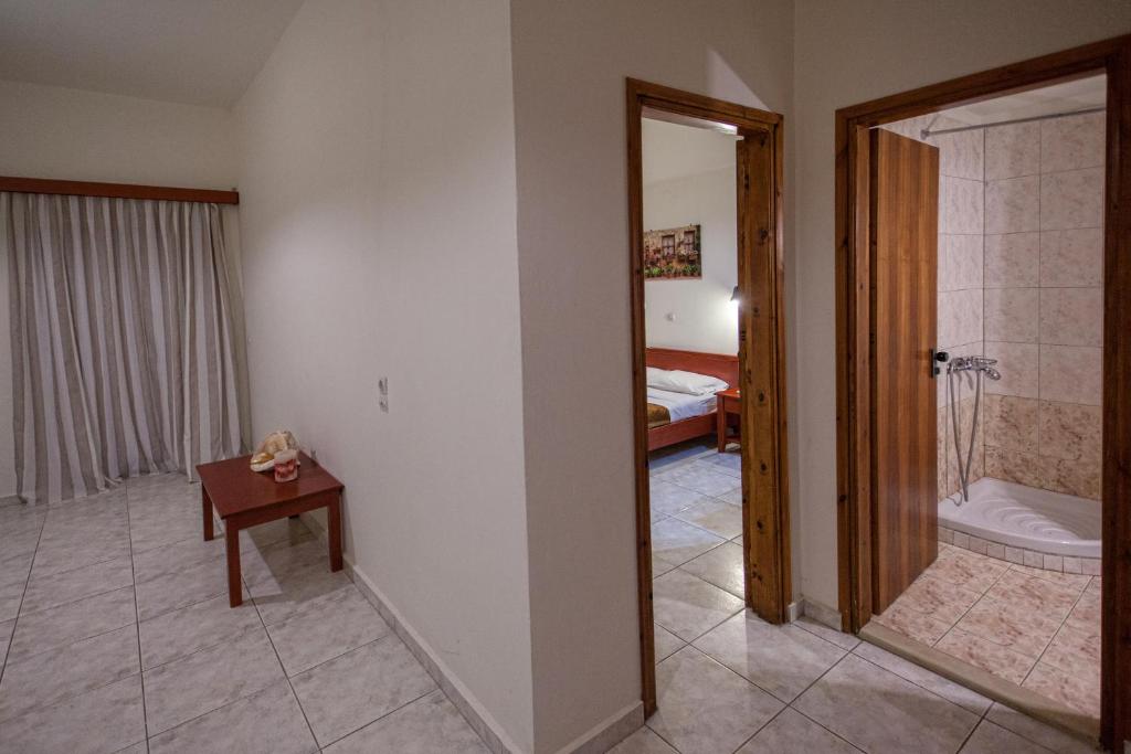 Postel nebo postele na pokoji v ubytování Ammoudi Hotel