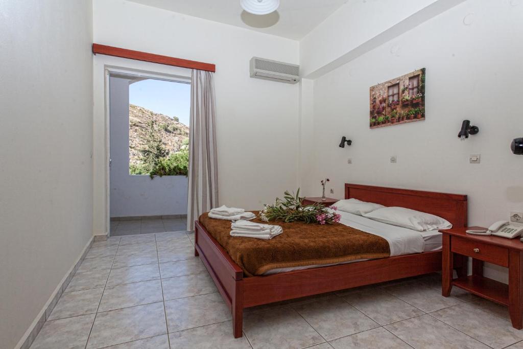 Postel nebo postele na pokoji v ubytování Ammoudi Hotel