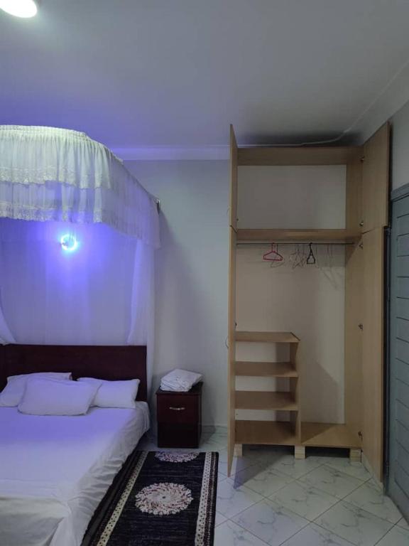 Un dormitorio con una litera y una escalera. en Luxury Apartment, en Kampala