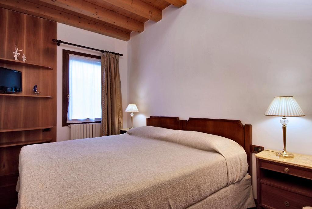 a bedroom with a large bed and a window at Villa Dacri in Venice-Lido