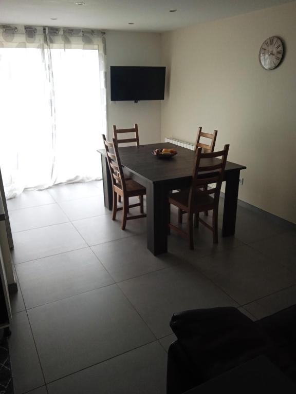 a dining room with a table and chairs at Appartement 1 chambre in Jayat