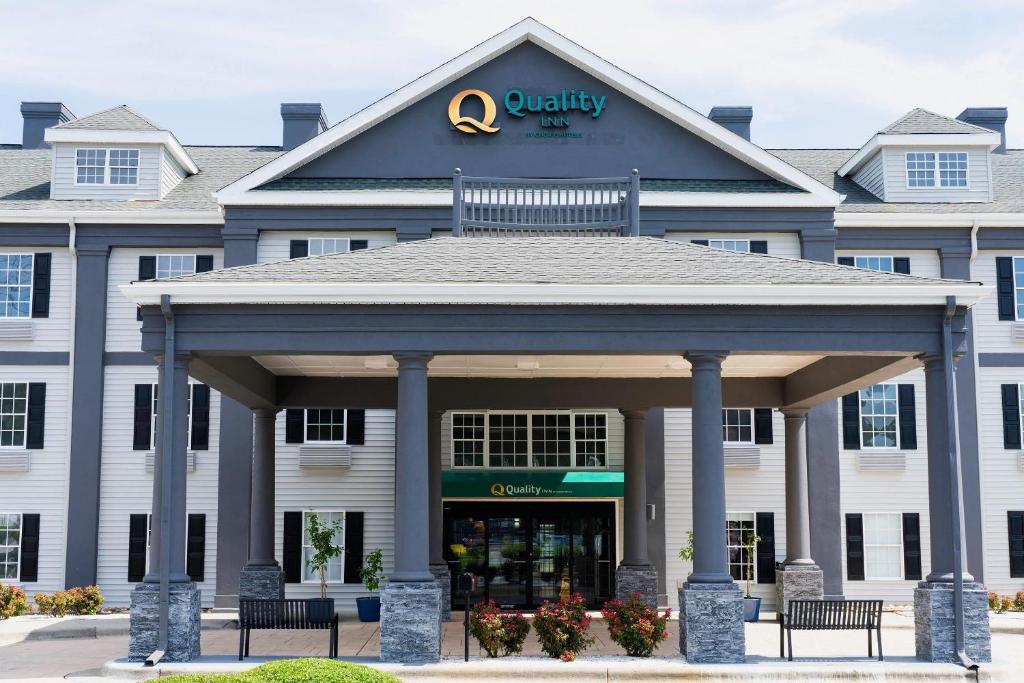 a front view of a hotel with a gazebo at Quality Inn Rome South in Rome