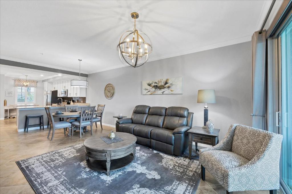 una sala de estar con un sofá y una mesa en GRH14806 - Charlotte County - 2 Bed 2 Baths Condo, en Tropical Gulf Acres