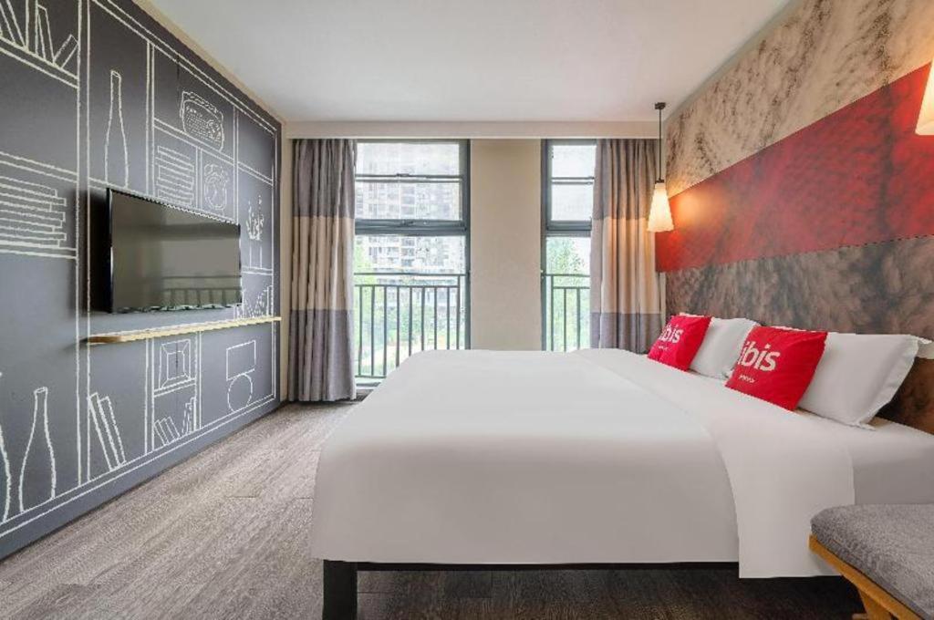 Un pat sau paturi într-o cameră la ibis Chengdu East Railway Station Hotel