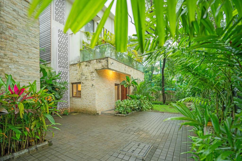 Zahrada ubytování Casa Del Mar 4-BHK Villa with Pool, Bars, TV Lounge, Gazebo & Terraces