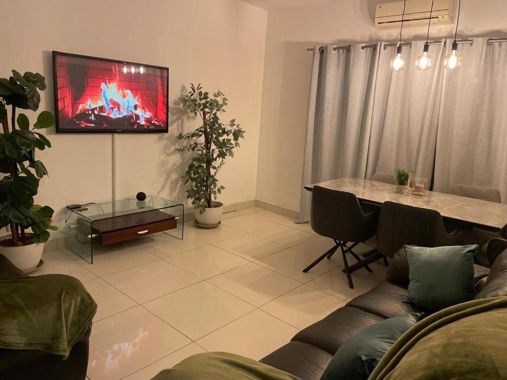 Uma TV ou centro de entretenimento em Leo46